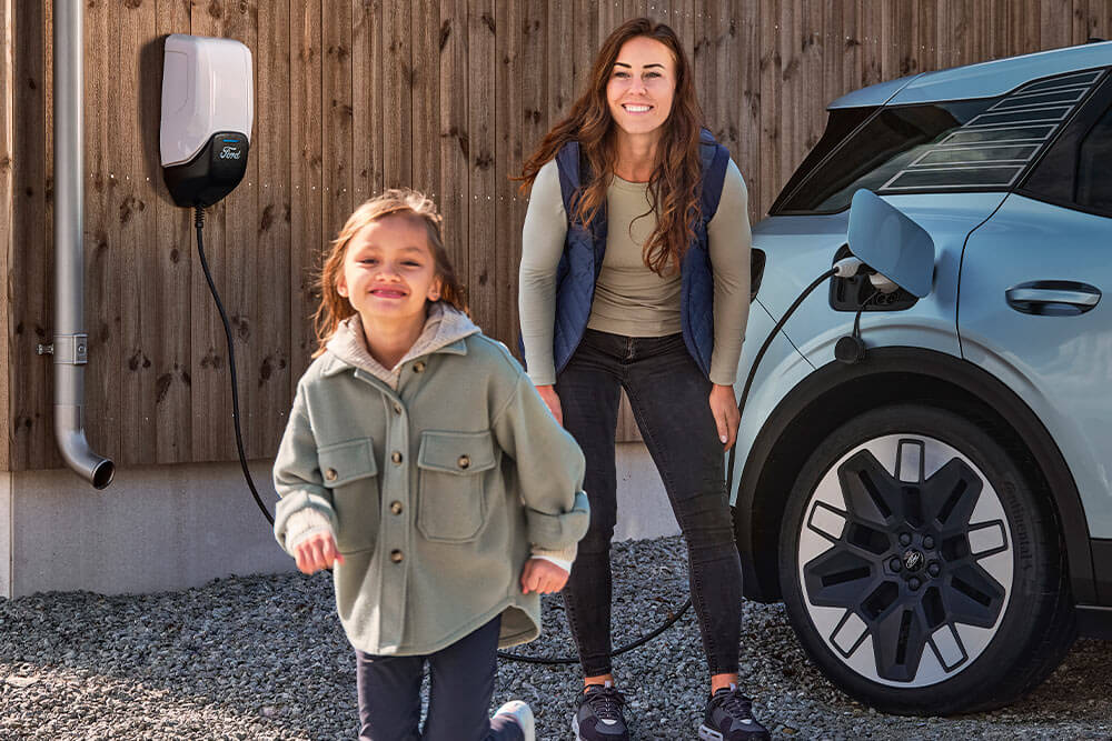 Ford Explorer en charge femme enfant