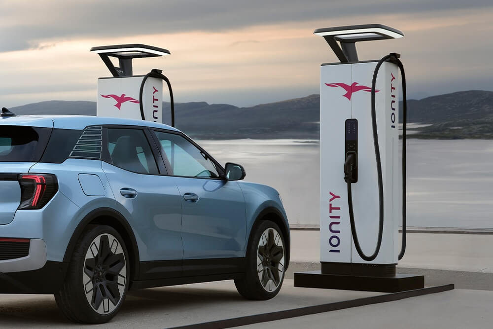 Une Ford Explorer EV bleue à une station de recharge publique