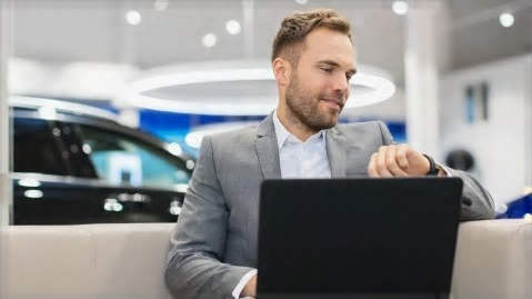 Homme travaillant sur son ordinateur pendant le service Ford Express Service