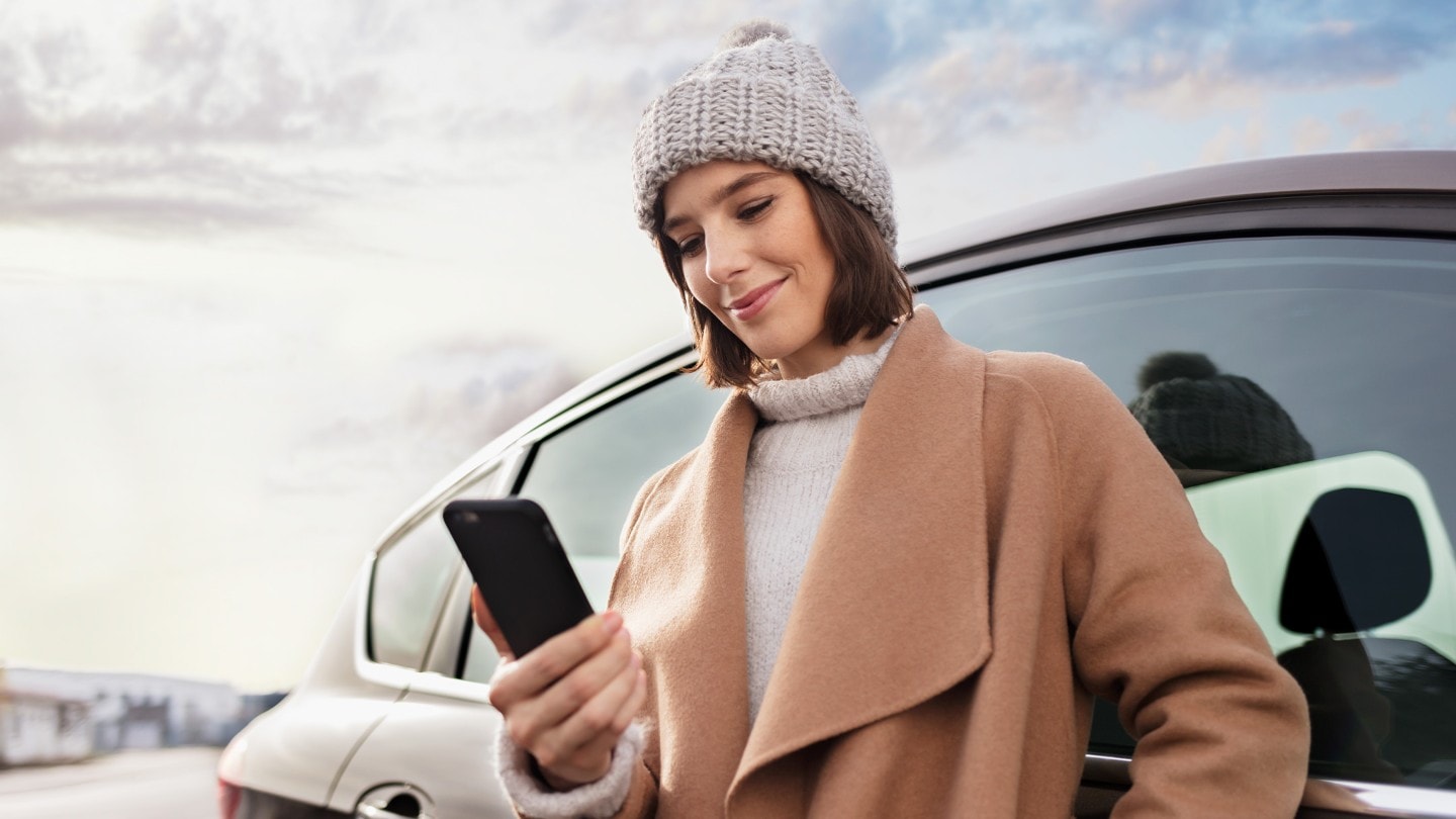 Femme vérifiant son téléphone