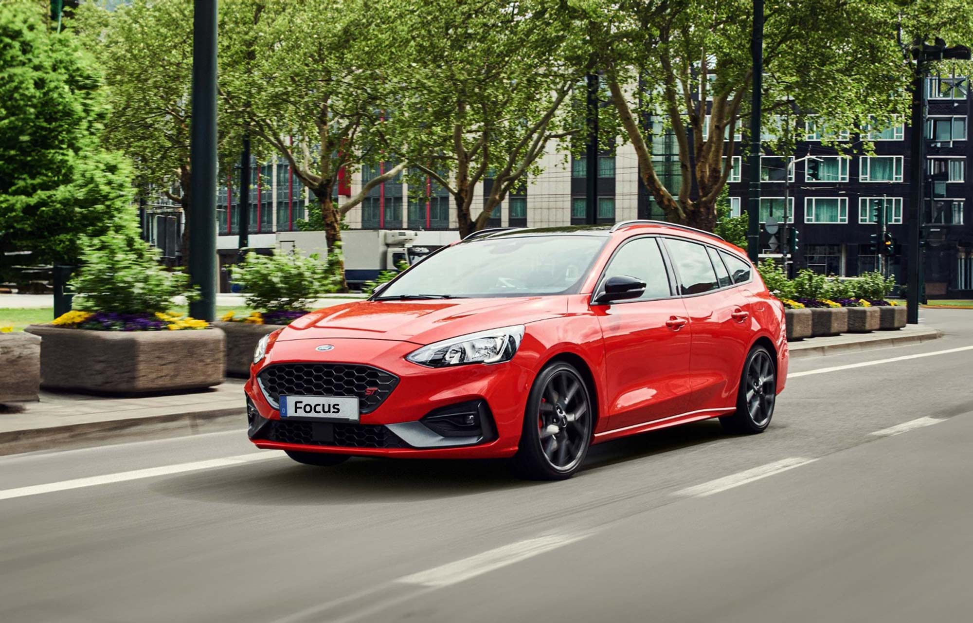 Ford Focus rouge roulant en ville
