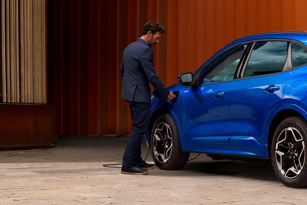 Ford Kuga bleue en charge