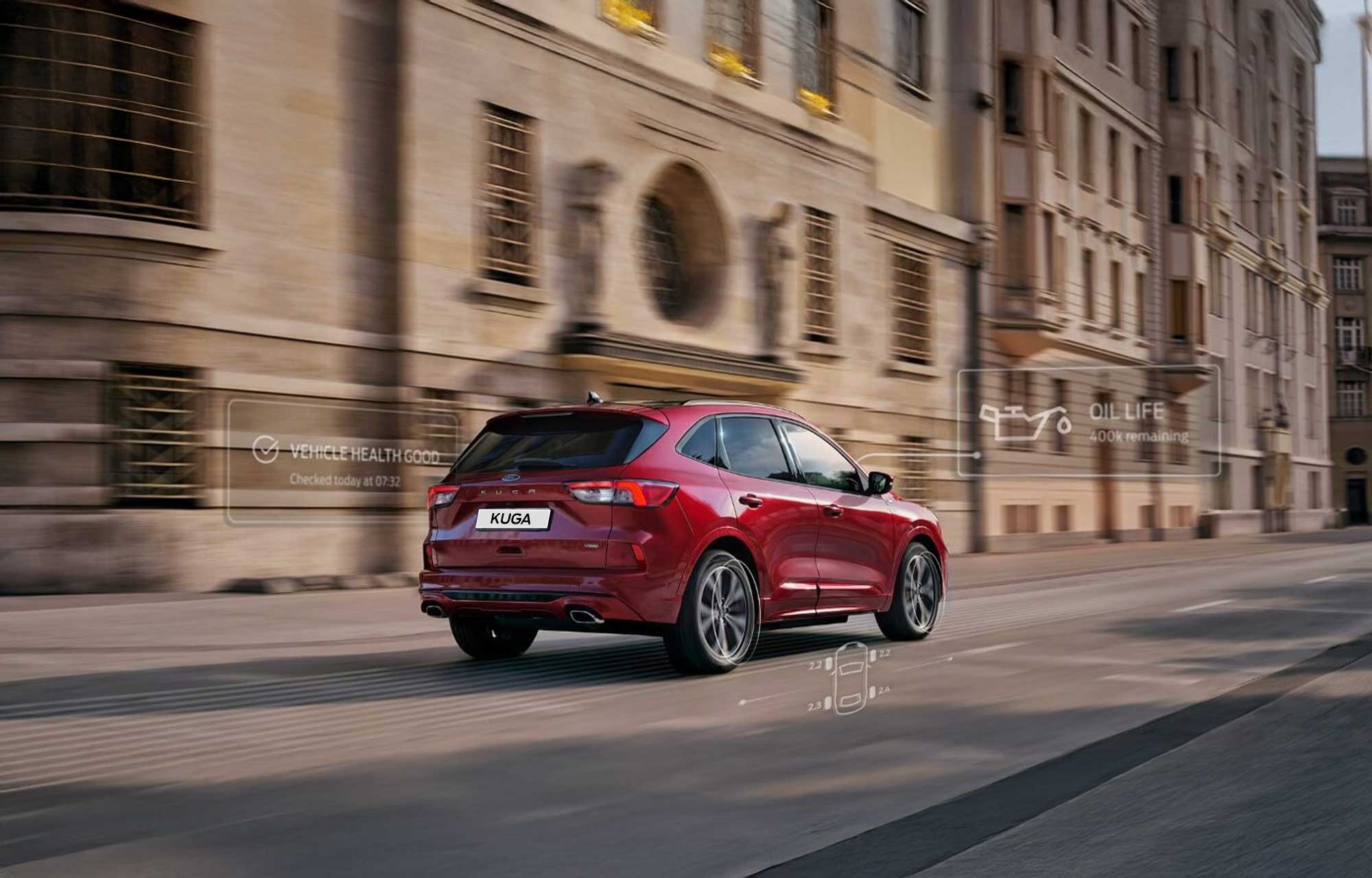 Ford Kuga rouge Vue arrière d'une Ford Kuga rouge