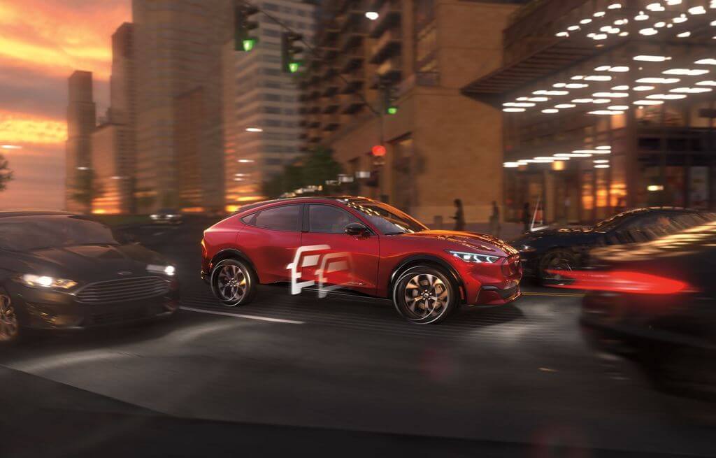 Mustang Mach-E sur route de nuit