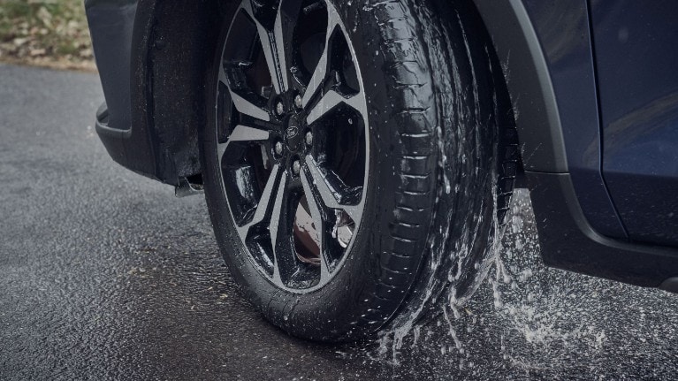 Pneu de voiture roulant par temps de pluie