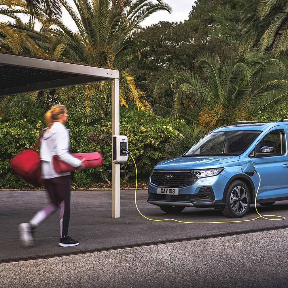 Ford Tourneo Connect en charge femme avec tapis de yoga