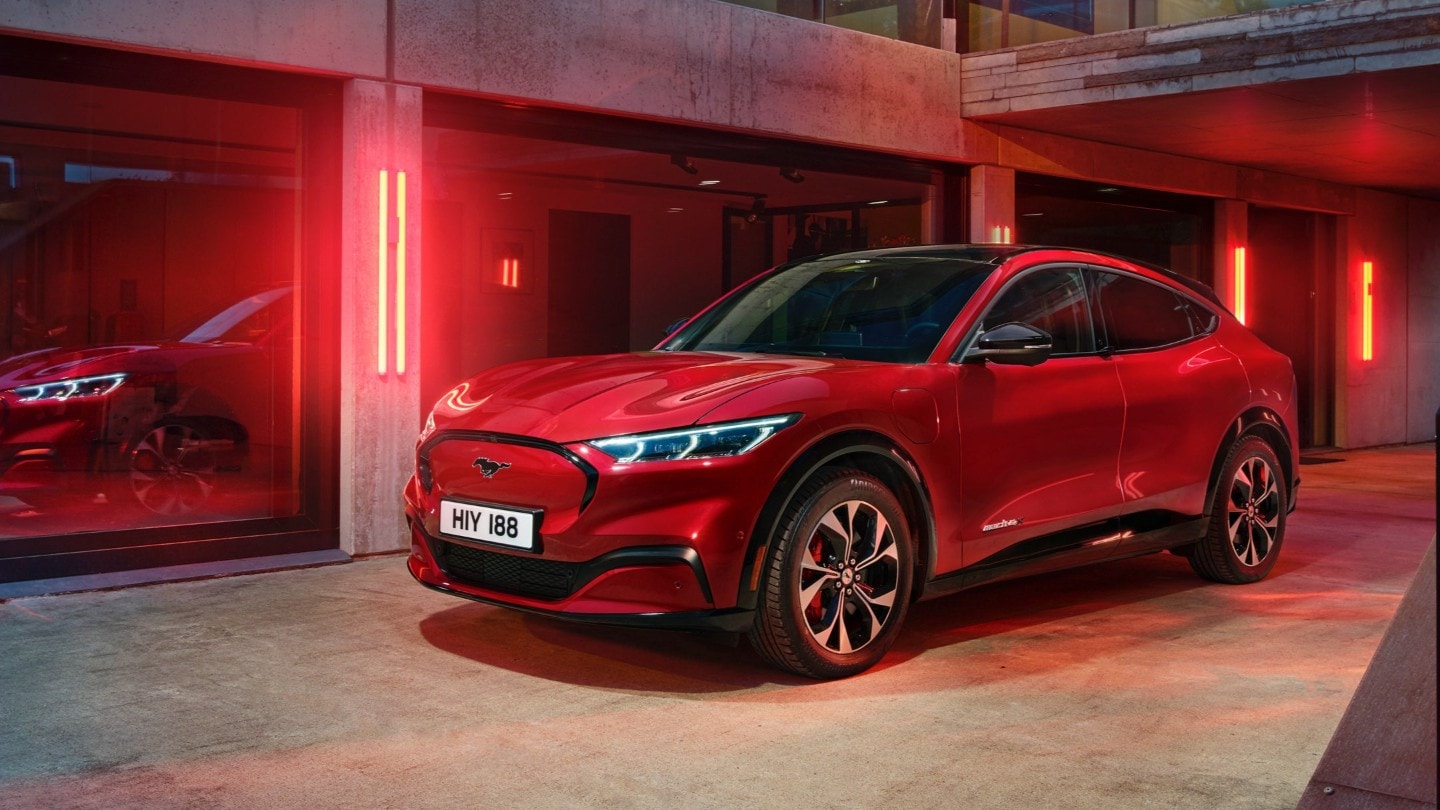 Ford Mach-E rouge 100% electrique en charge