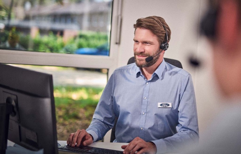 Assistant Ford au téléphone devant un ordinateur