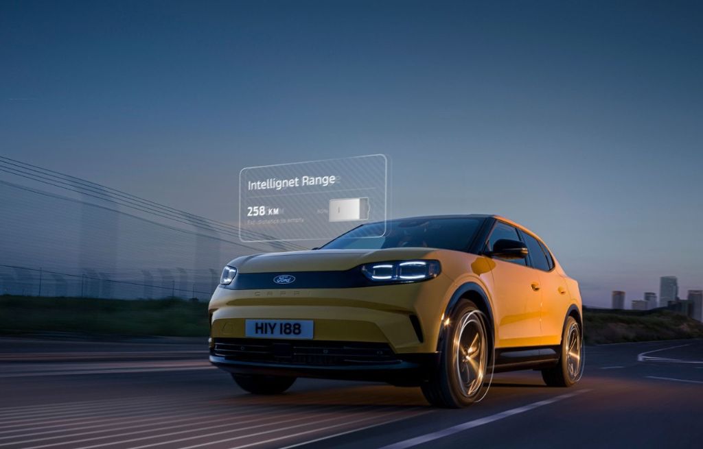 Ford Mustang Mach-E jaune Ford Mustang Mach-E sur une route en extérieur