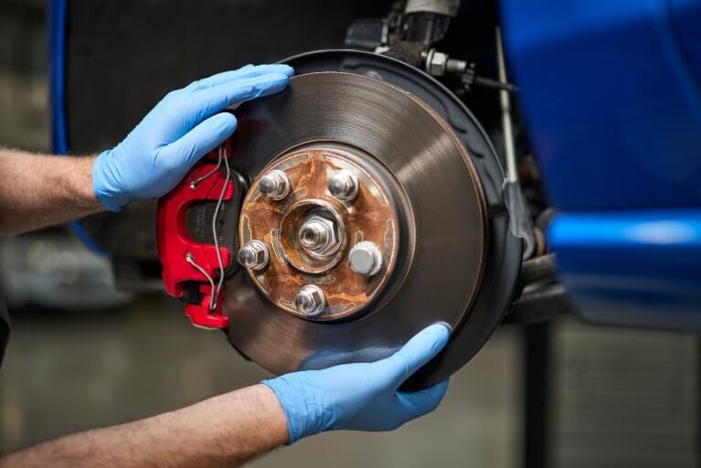 Expert Ford en train de vérifier un disque de frein