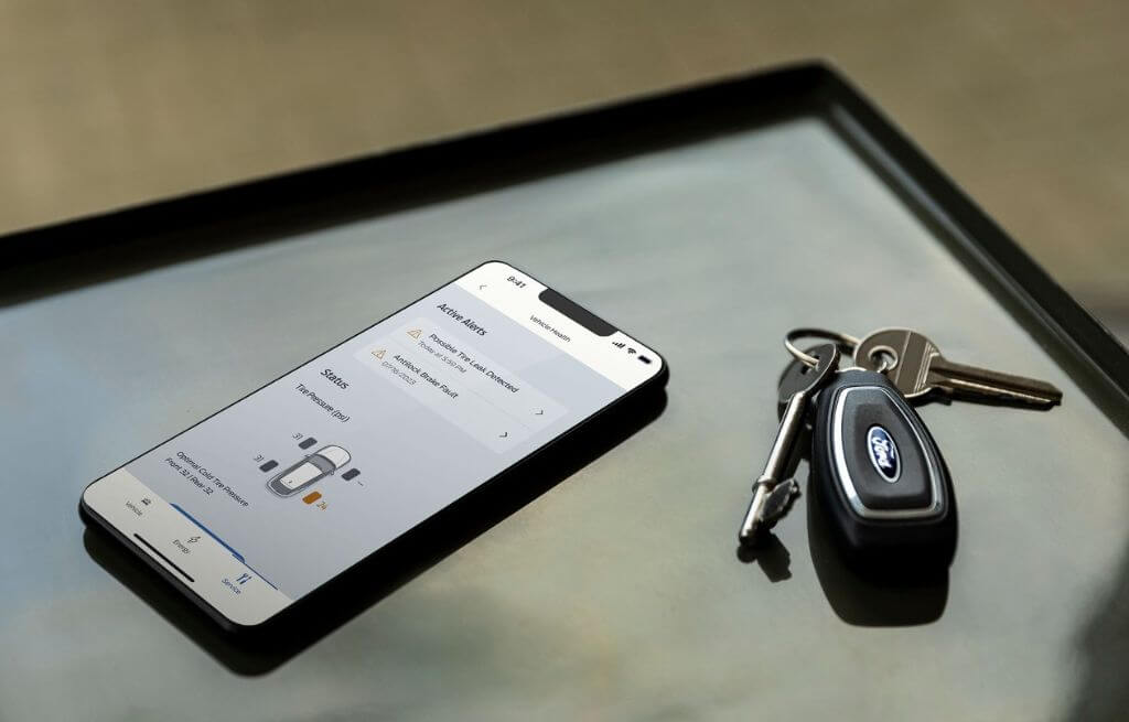 Portable et clé Portable et clé de voiture sur une table en verre