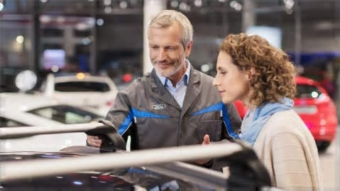 Cliente avec technicien Ford dans un garage