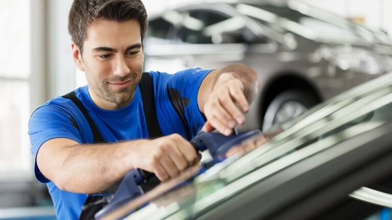 Technicien Ford réparant un pare-brise