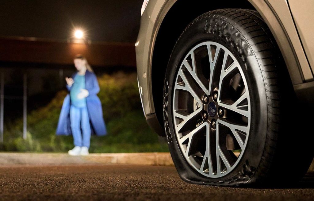 Vue rapprochée d'un pneu crevé