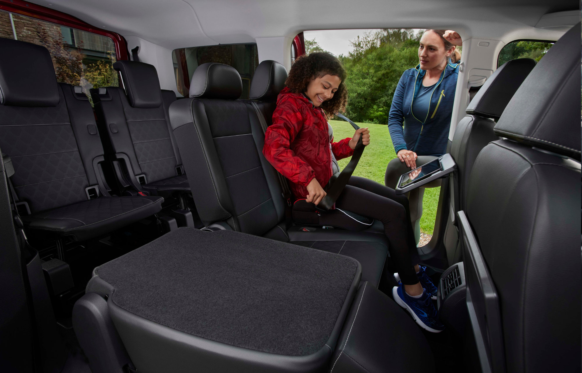 All-New Ford Tourneo Custom Delivers Nine Seats of Configurable Space,  Premium Tech and Enhanced Comfort, Ford of Europe