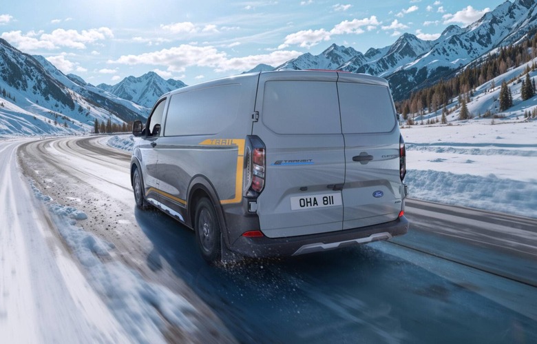 Ford E-Transit Custom AWD rijdend door sneeuw - achterkant