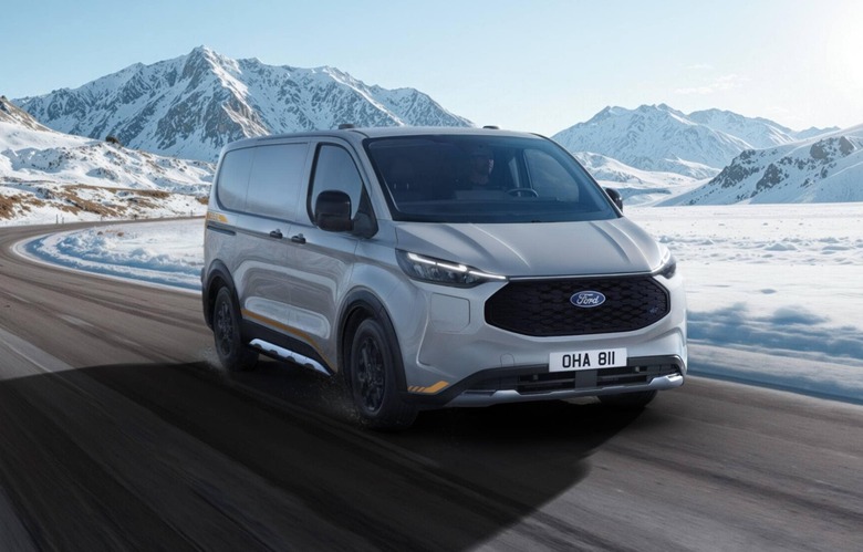 Ford E-Transit Custom AWD rijdend door sneeuw - voorkant