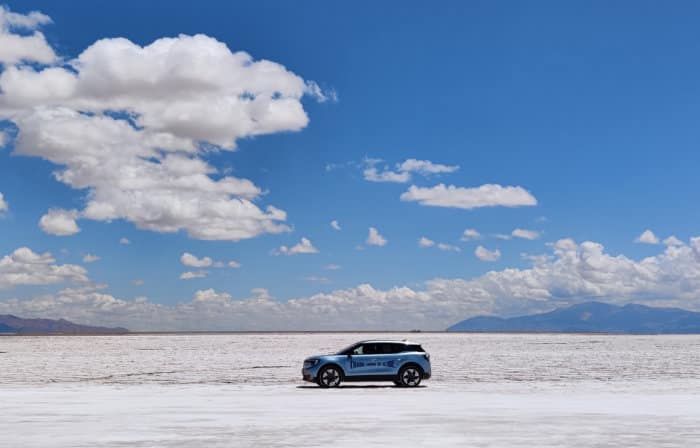 Ford Explorer EV over de zoutvlakte zoutvlakte