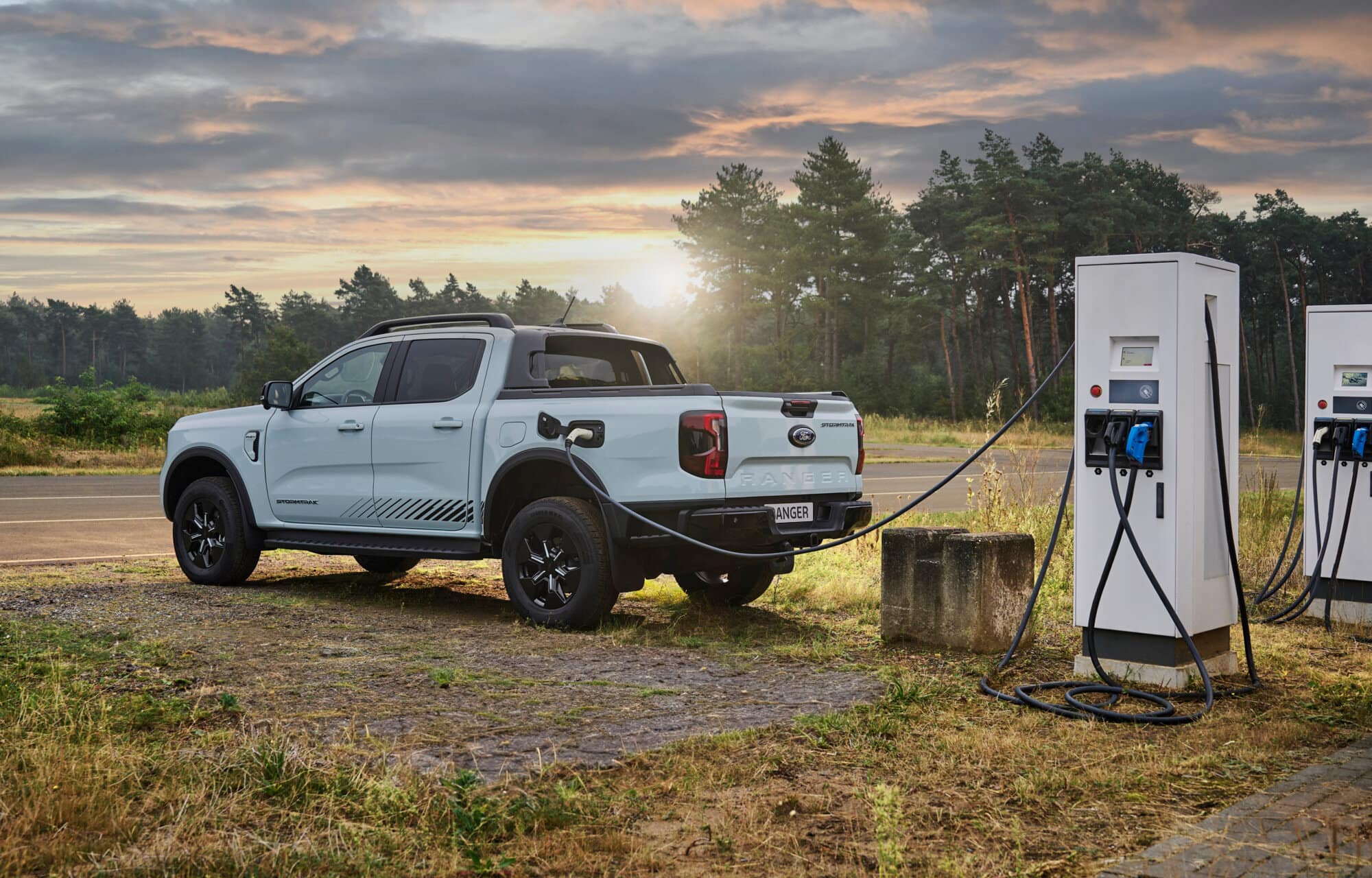 Ford Ranger PHEV à la station de charge