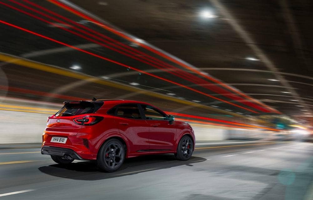 Rode Ford Puma met mild hybride aandrijving