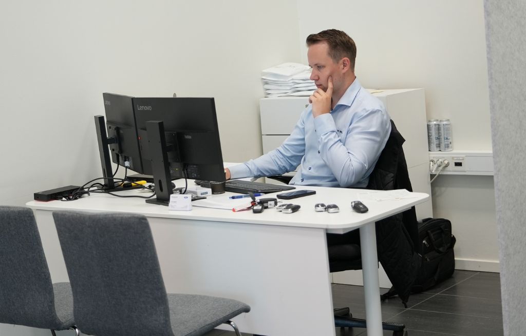 Melhus Bil bilselger på jobb