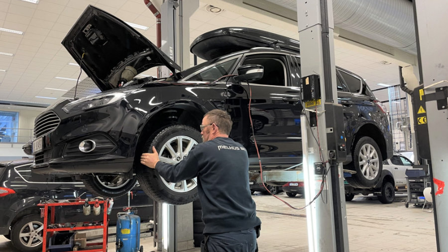 Mekaniker jobber med bil