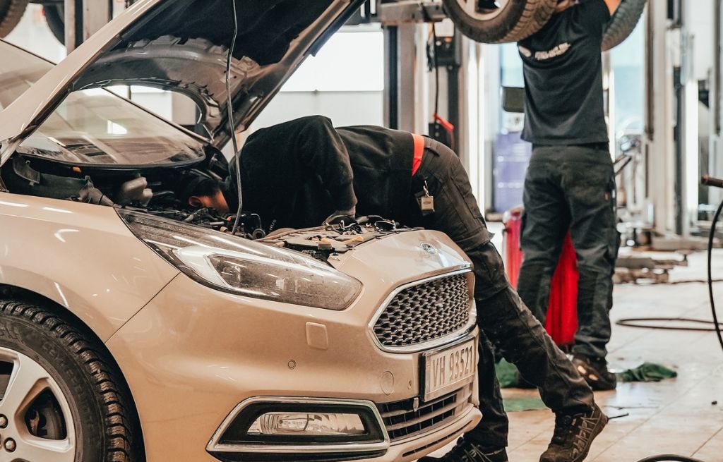 Mekaniker fikser bil