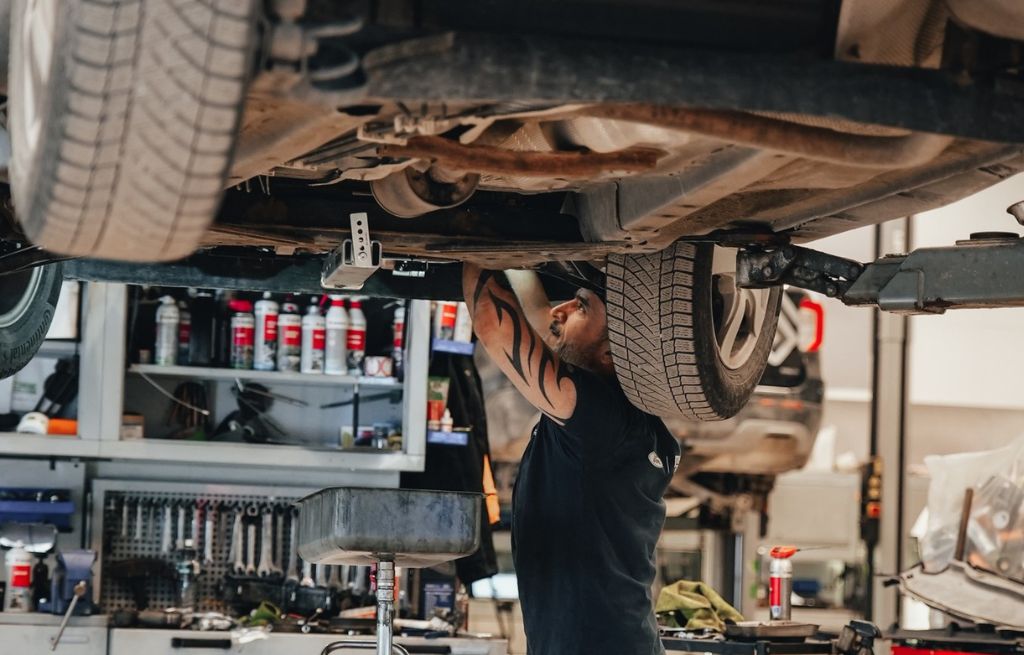 Mekaniker under bil