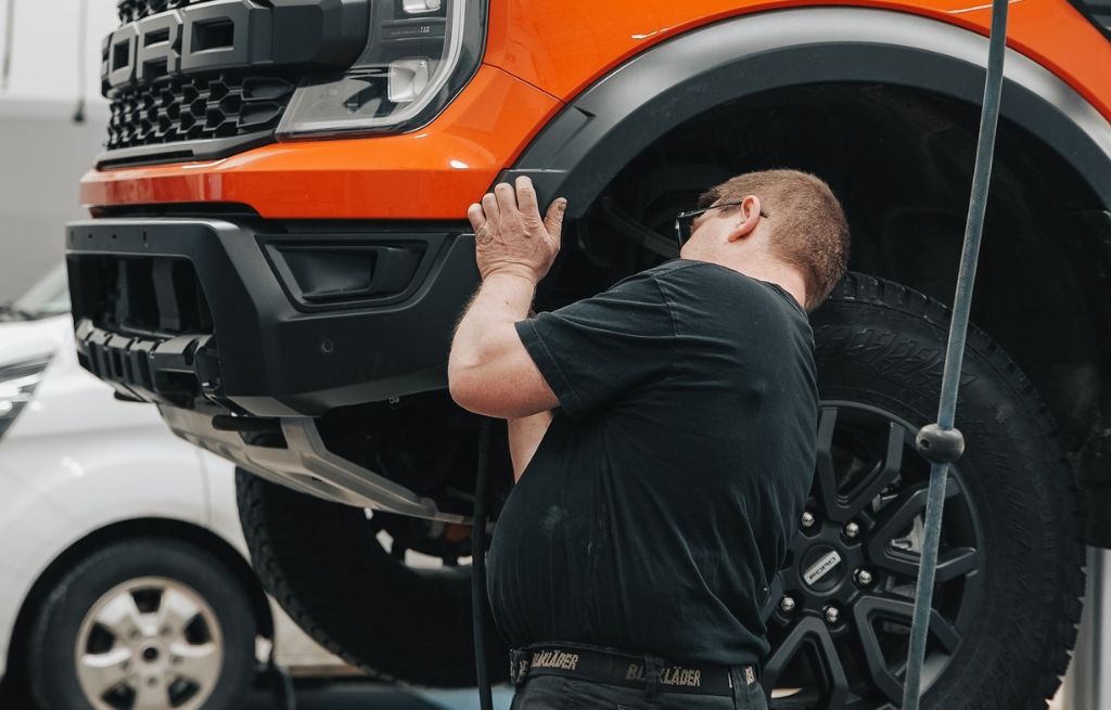 Mekaniker sjekker under Ranger Raptor