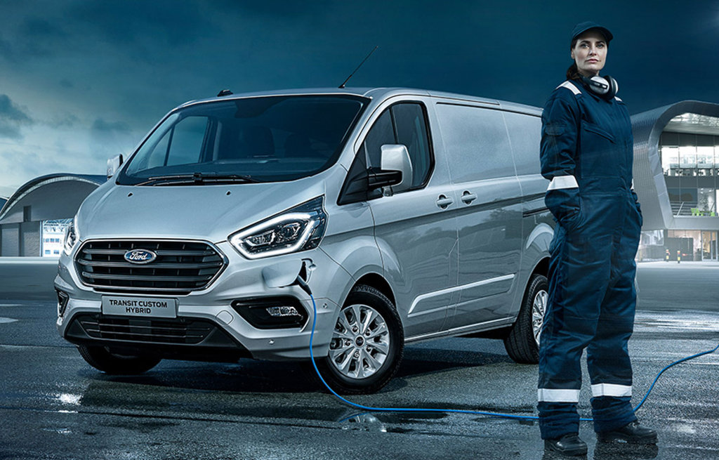 Kvinne og Transit Custom