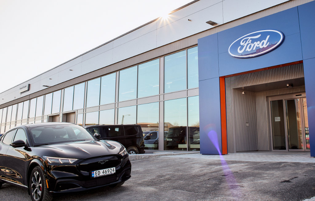 Mustang Mach-E foran Røhneselmer Lier