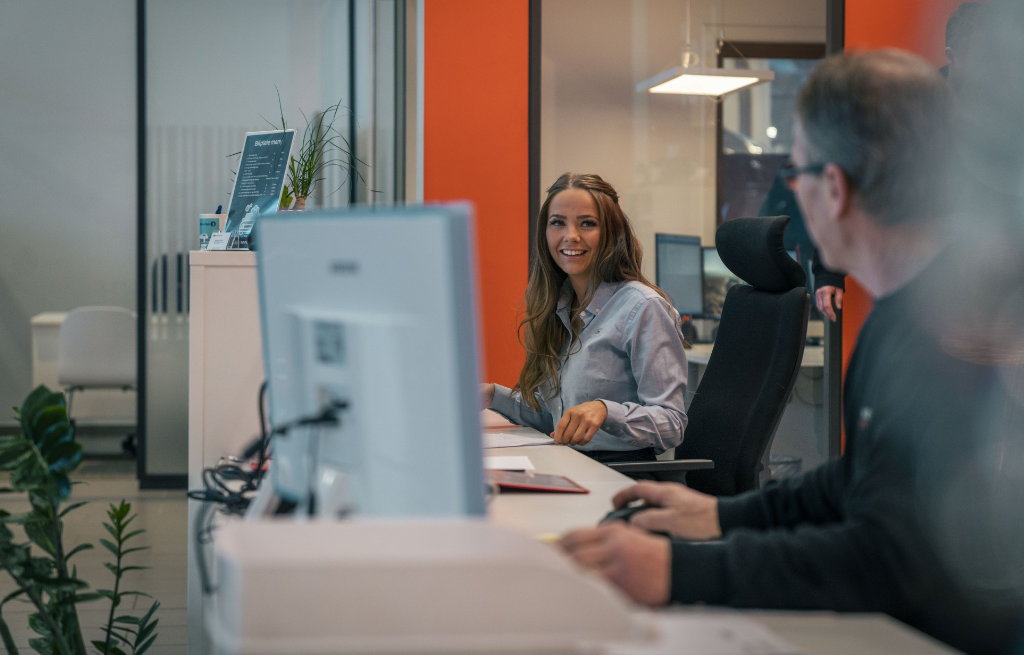 RøhneSelmer ansatt ved desk
