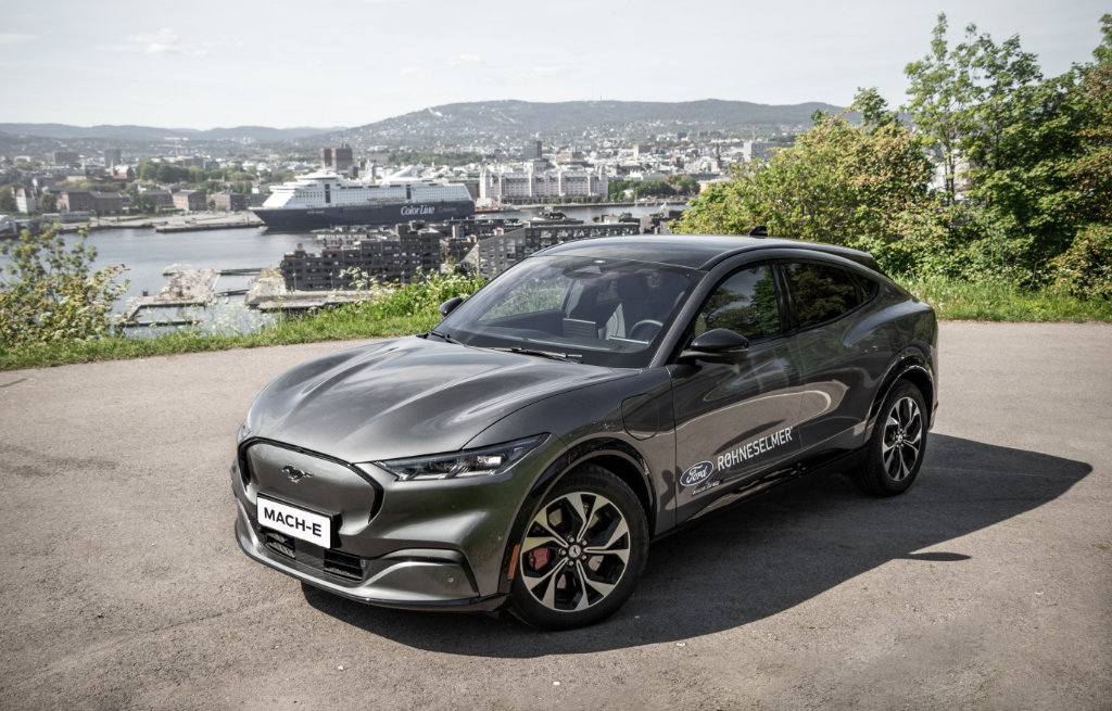 Mustang Mach-E med Color Line i bakgrunnen