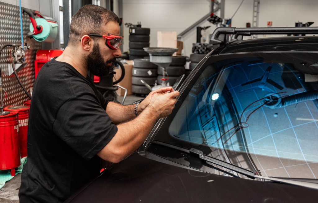 Røhneselmer arbeider med glass