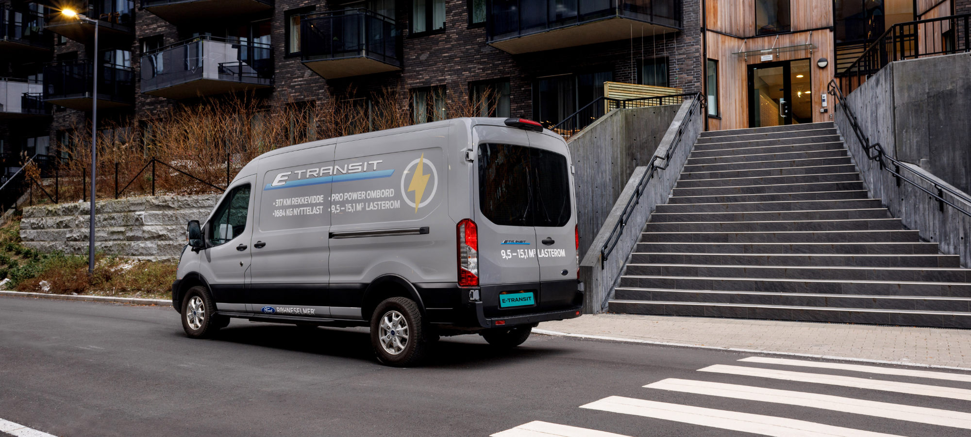 Ford E-Transit ved trapp