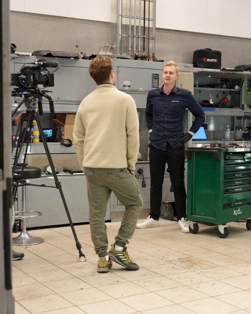 Andreas Gustad blir intervjuet