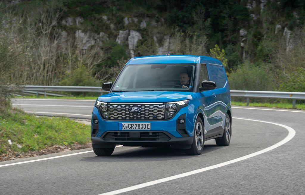 Blå E-Transit Courier på vei