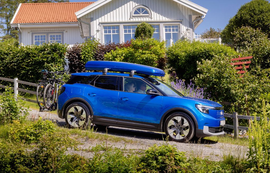 Blå Ford Explorer med takboks