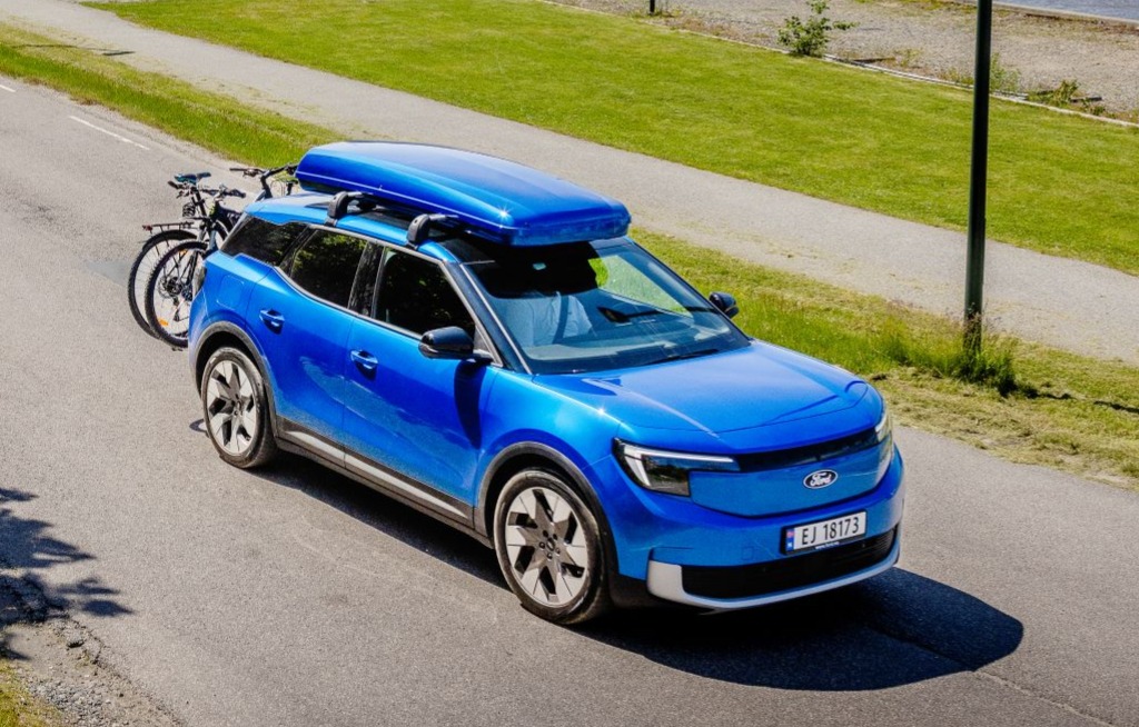 Ford Explorer med taktilbehør og sykler bakpå