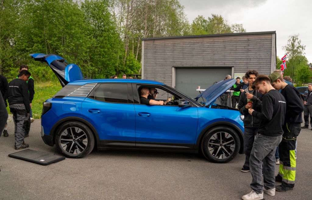 Gruppebilde av elever, ansatte og samarbeidspartnere foran ny bil