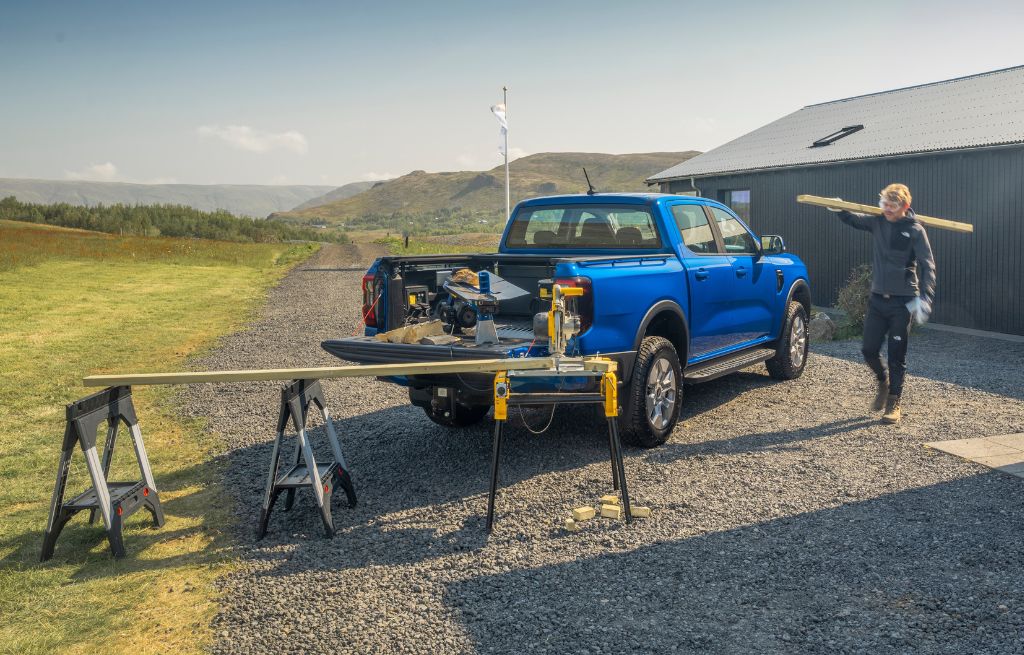 Ranger hybrid og mann som arbeider