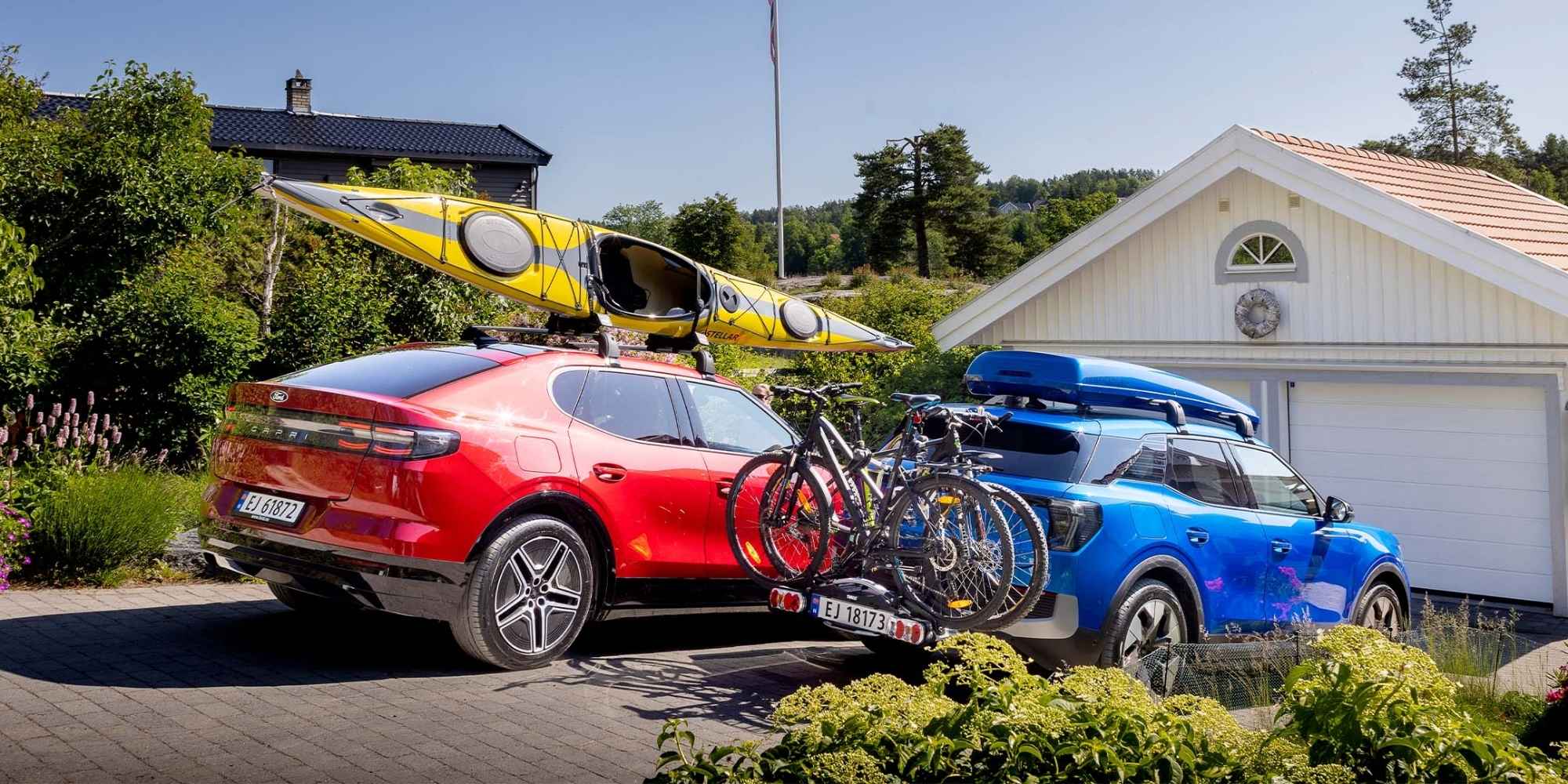 Ford Capri med Kajakk på taket og Ford Explorer med sykler på sykkelstativ