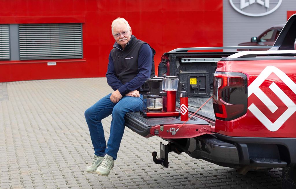 Mann sitter bakpå Ford Ranger Mann sitter på pickuplan