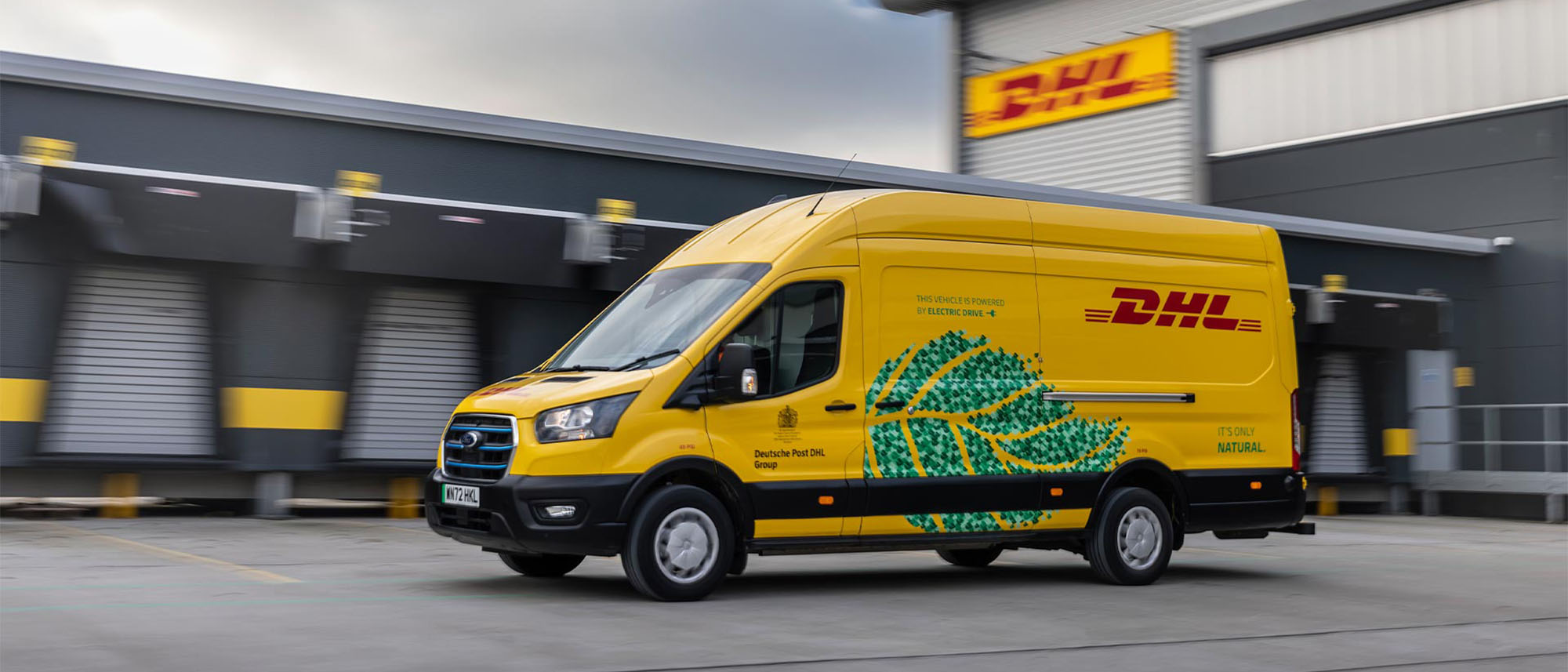 E-Transit med DHL logo Ford E-Transit med FHL logo