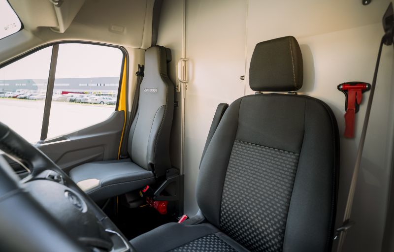 Førerhus med fører- og passasjersete i en DHL Ford Transit varebil