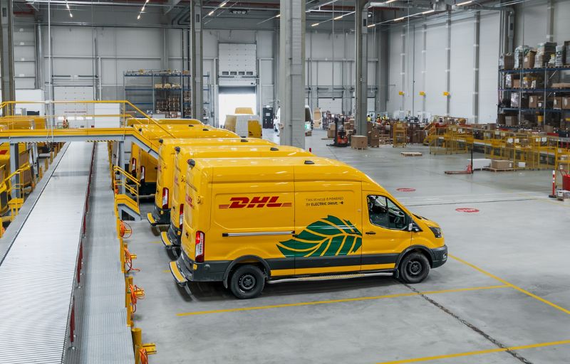 E-Transit varebiler med DHL logo
