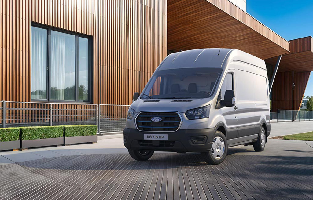 E-Transit foran hus E-Transit foran hus