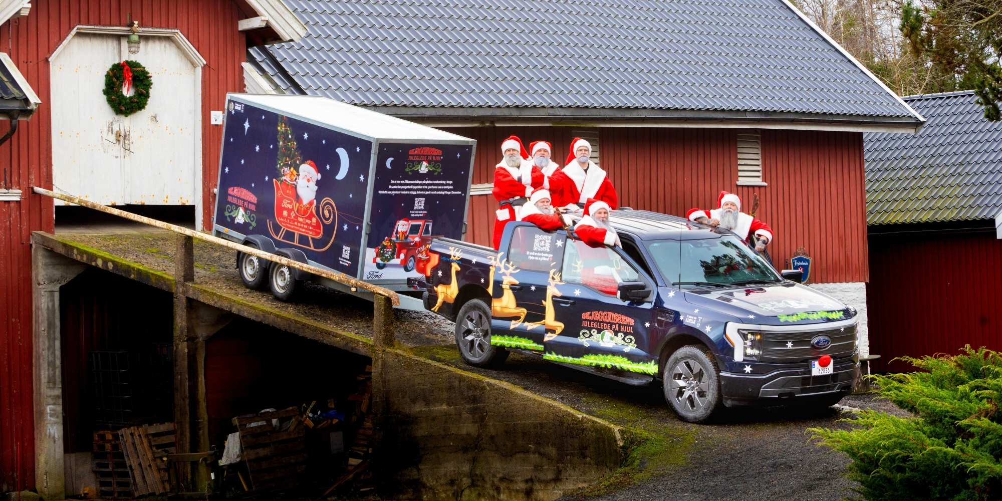 Skjeggnissene og F-150 Lightning foran låve