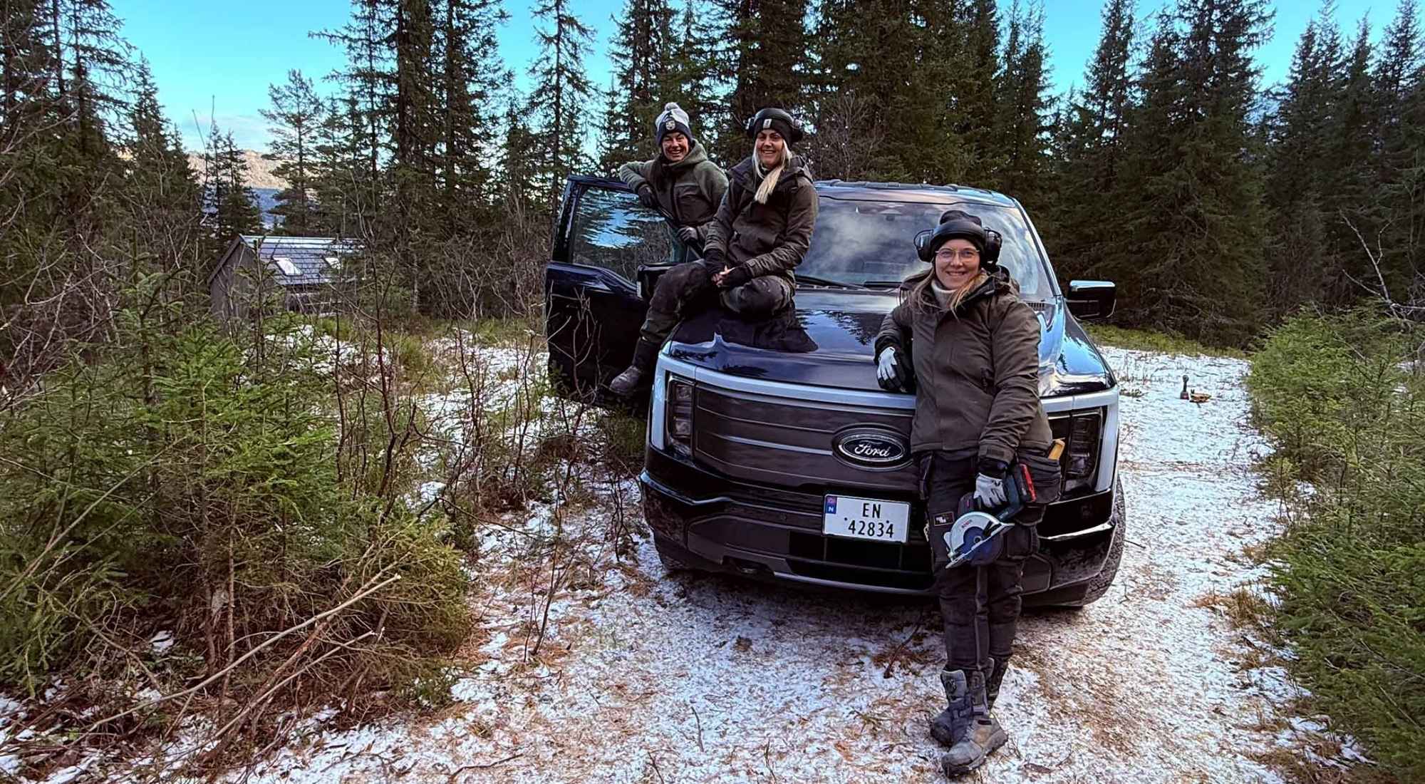 Jentene i OssTre med F-150 Lightning Jentene i OssTre med F-150 Lightning