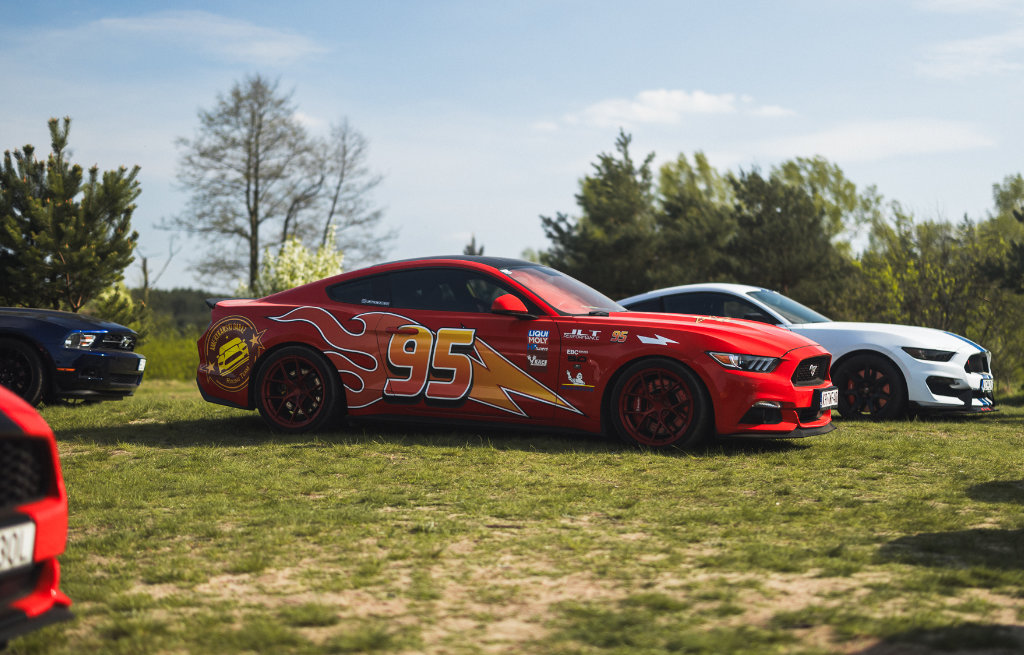 Czerwone płomienie Mustang